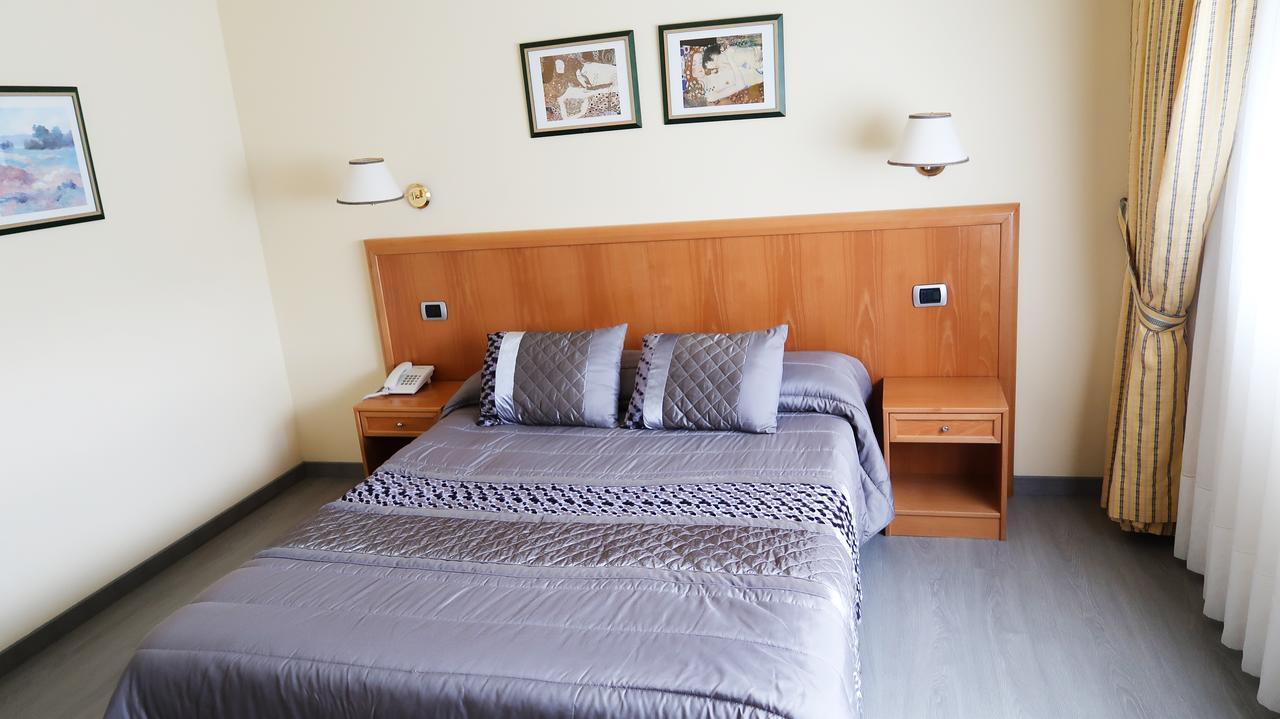 Hotel O Camino О Барко де Валдеорас Екстериор снимка